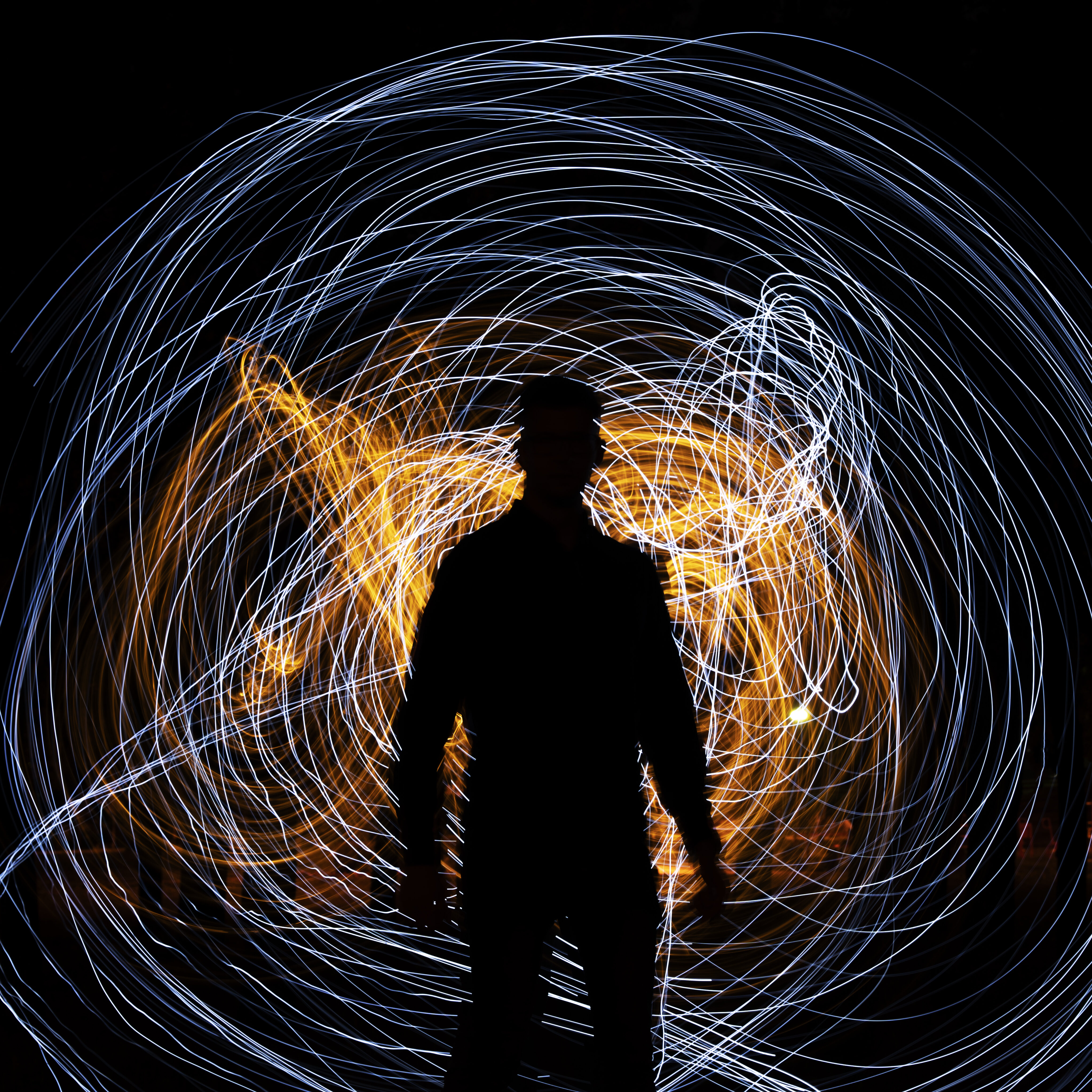 hombre-de-tiro-medio-con-luz-dinamica