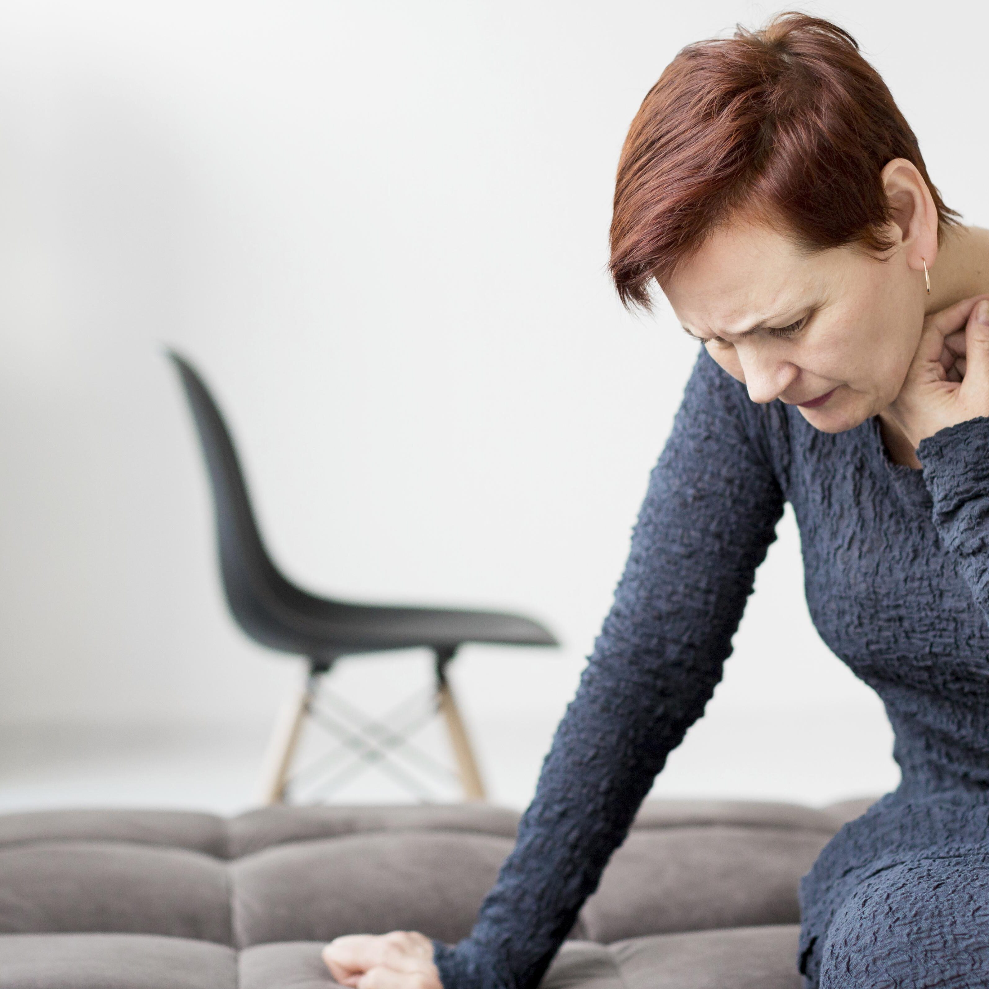 vista-frontal-de-mujer-con-ansiedad