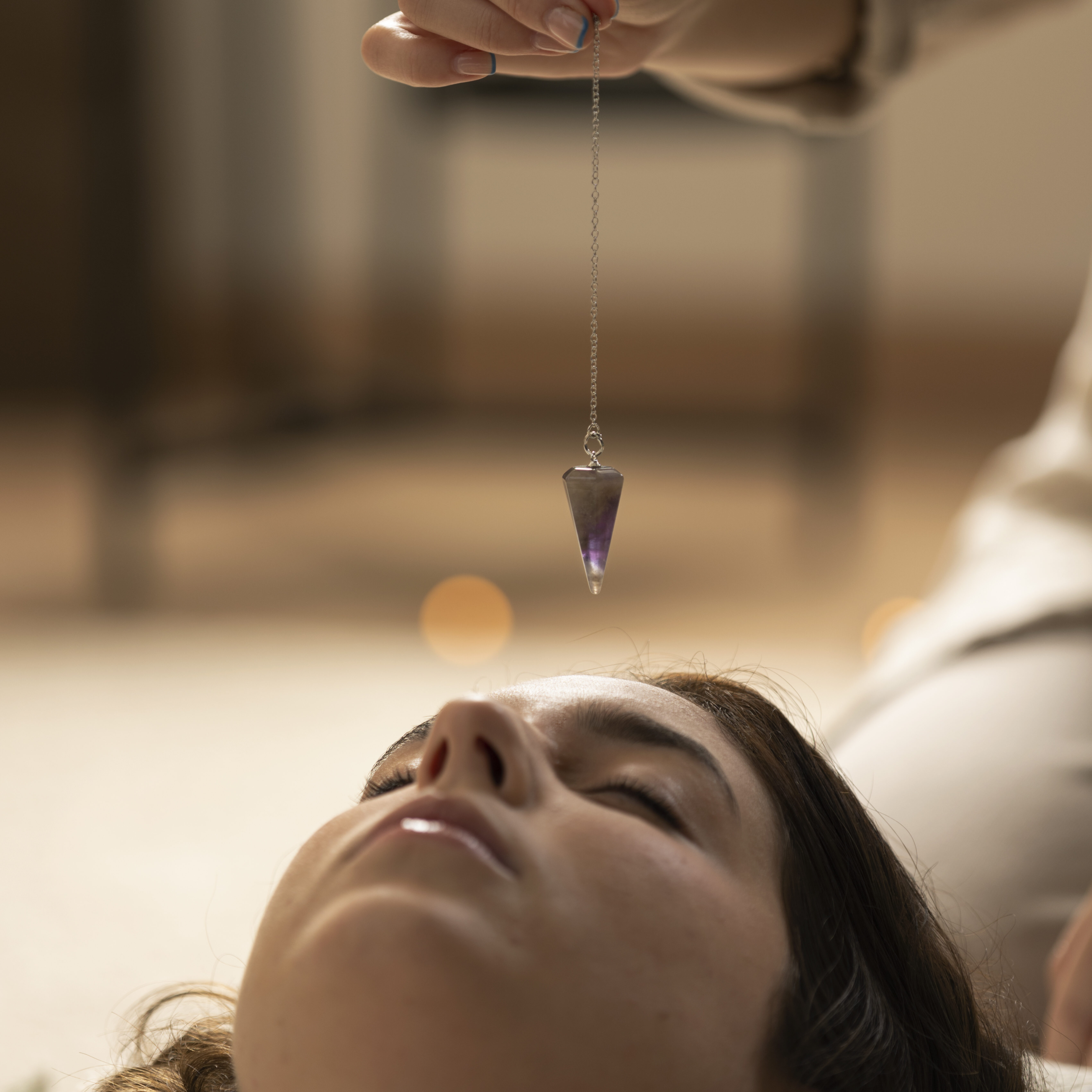 persona-que-realiza-terapia-de-reiki